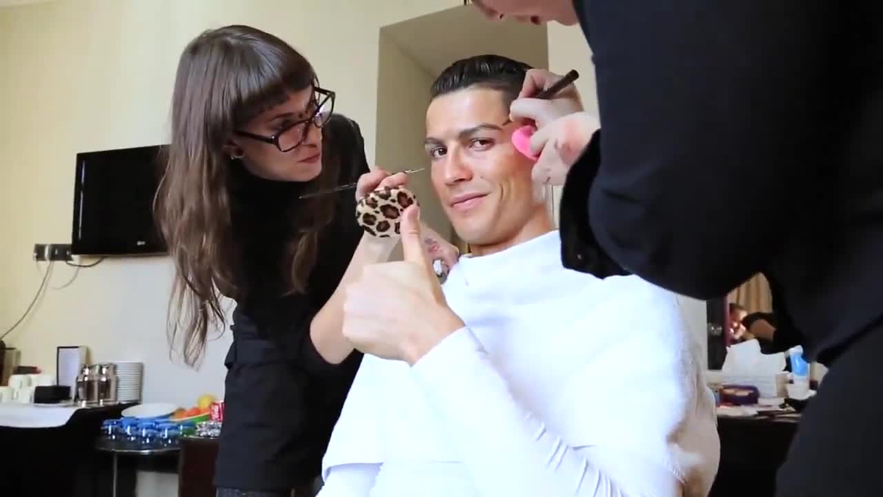 Cristiano Ronaldo дегизиран , като просяк (official Video) 2015