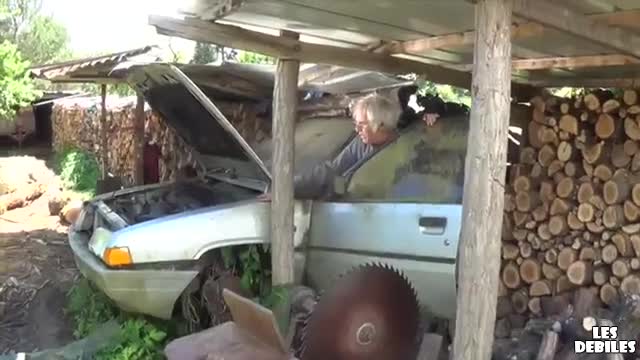 Дядо си реже и цепи дървата с автомобил