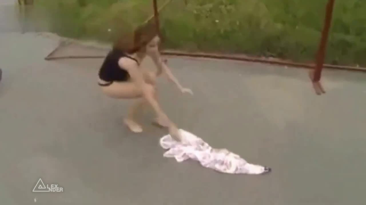 Много нелепа ситуация за момичето !