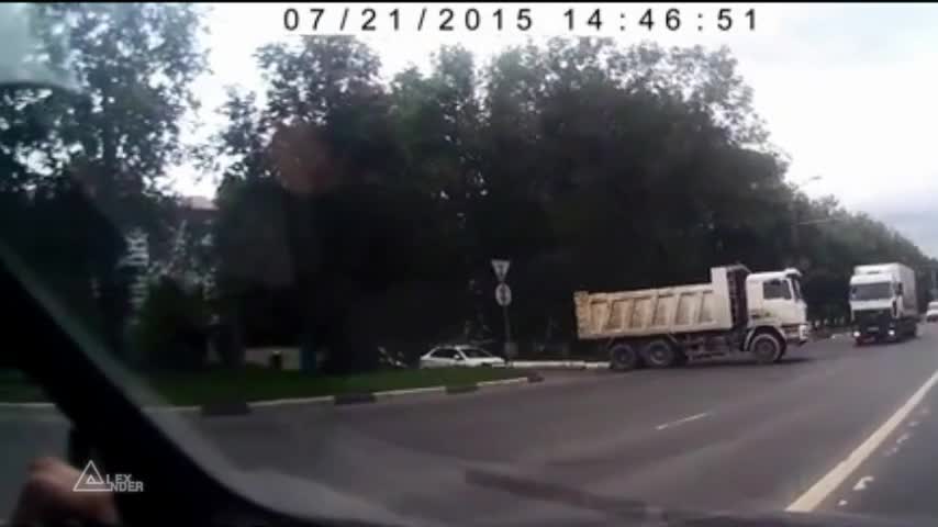 Самосвал без спирачки пресича централна улица