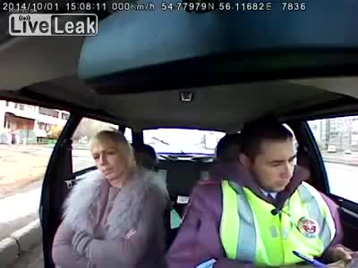 Руски полицай разбира, че проверява документите на гей! Смях..