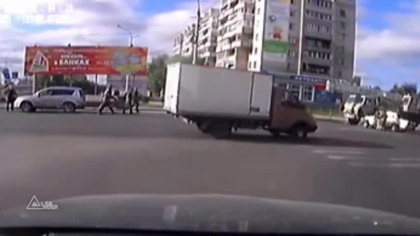 Жигула не дава път на пожарна кола