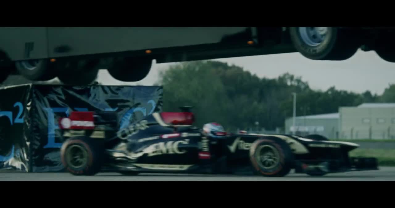 Откачена каскада между F1 болид и камион