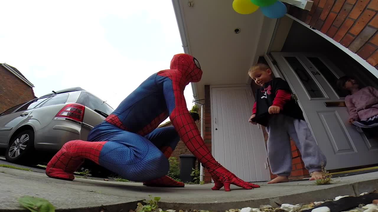 Татко се облича като Спайдърмен, за да изненада сина си