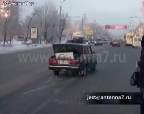 Отлична и ловка реакция на пешеходец го спасява от фатален удар на връхлища го кола !