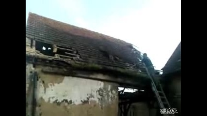 Пичага събаря покрив по начин, смях 