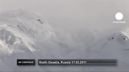 Руски войници свалят снежна лавина с оръдие