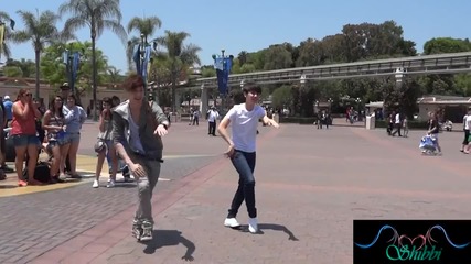 [fancam] Lay and D.o Dancing To Mama Outside of Disneyland