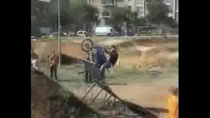 Най - Екстремния моторист във цял свят - stuntman