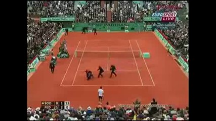 Ентусиазиран фен атакува Федерер на финала на Ролан Гарос 2009