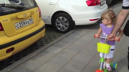 Момиченце познава всички марки автомобили
