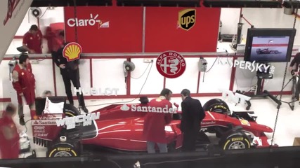 Залепяне на стикери върху болида на Ферари Sf15-t за 2015г.