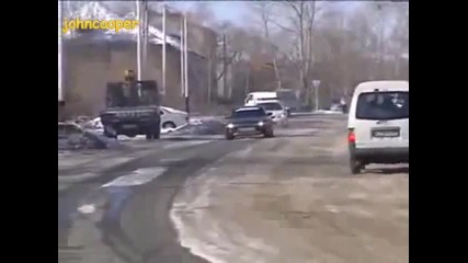 полицаи гонят Дрифтър...