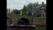 Парад на соларни лодки по каналите на Амстердам