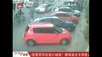 Китаец хвърля колело върху крадци