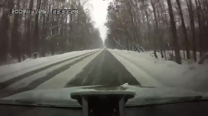 Ето така става когато караш бързо по замръзнал път!