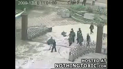 Разярена банда напада хора