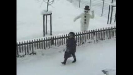 Снежен Човек Си Прави Шега С Бабка