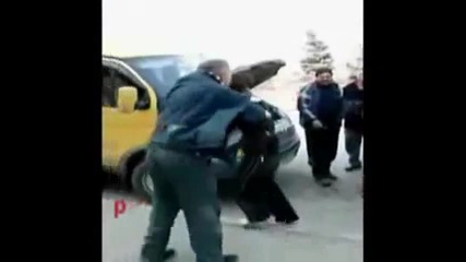 Жена бие мъж