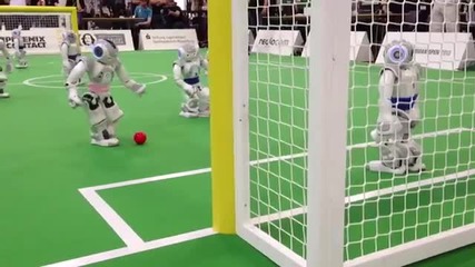 Роботи играят футбол