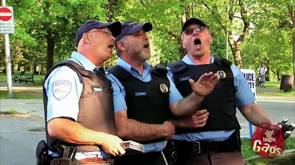 Скрита камера - Cops Sing Xmas Prank :)
