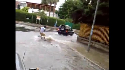 Ненормалници Карат Сърф на Наводнение !
