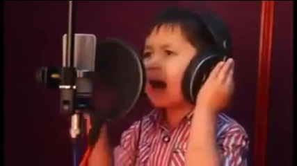 4-годишно момченце пее страхотно