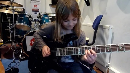Невероятно! 8 годишно момиче свири на китара