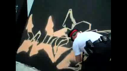 Полицай драска графити :D