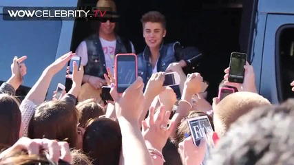 Justin Bieber surprise street performance for fans leaving 'tonight show with Jay Leno'