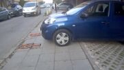 Паркирани коли и колчета правят неизползваеми тротоари в София