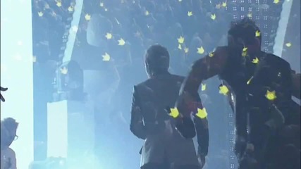 02-hands-up-big-show-