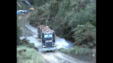 Камион пълен със дърва минава прес вода
