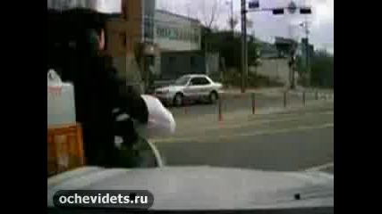 Полицаи бутат моторист 