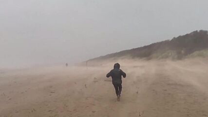 Очевидец засне силата на бурята Хенк, връхлитаща британския бряг (ВИДЕО)