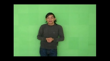 Stambini пее и се представя на потребителите на youtube на английски 