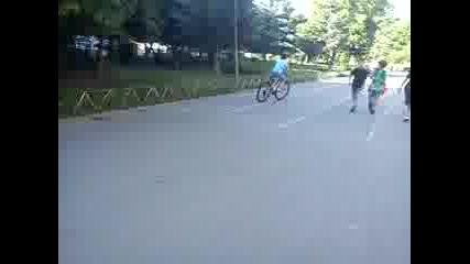 Странно каране на колело