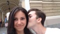 Руснаци целуват момичета, докато си правят селфи с тях - шега