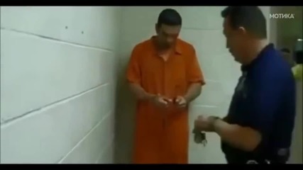 Хитър затворник показва как се чупят белезници пред очите на полицаите!