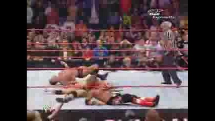 Randy Orton прави Rko на Triple H