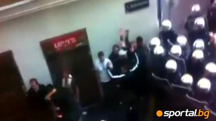Бой между фенове и полицаи във Виена над 230 арестувани