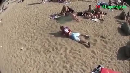Идиот гъзарее пред момичета