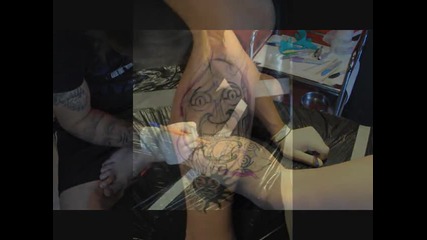 Студио за татуиране Tattootrap - Веско прави татуировка