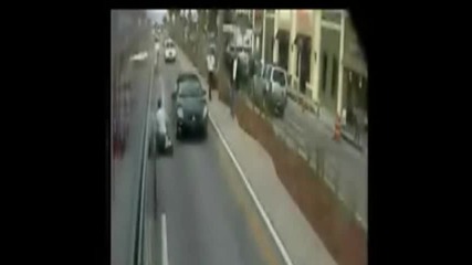 Кола блъска мъж слизащ от автобус 