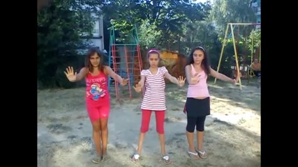 Деца танцуват върху песента на Яница - Изгубени души