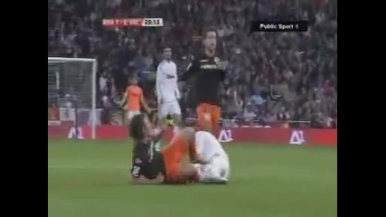 Реал мадрид настигна Барселона след победа над Валенсия с 2 - 0 