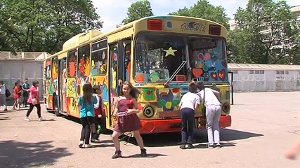 Деца нарисуваха автобус в протест срещу невинните жертви на пътя