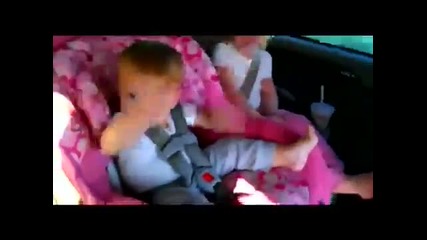 Реакция на събуденото от сън дете на Gangnam Style