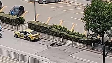 Пропадна част от пътното платно на голям булевард в София
