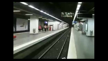 Скок в метрото над релсите 